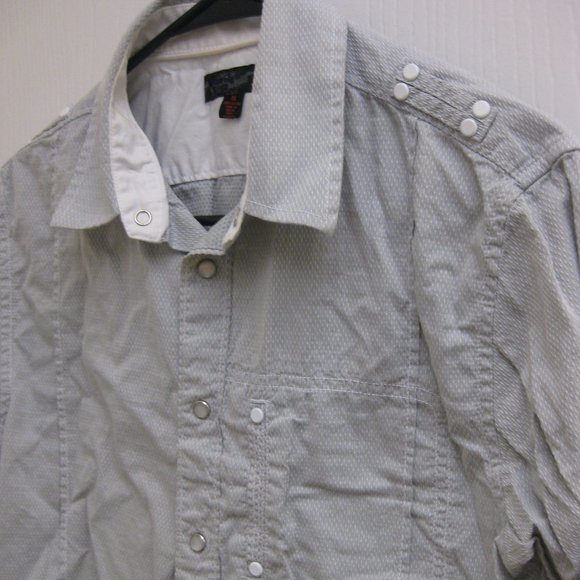 NWOT gray and white Guess button-up shirt M medium - Picture 2 of 4
